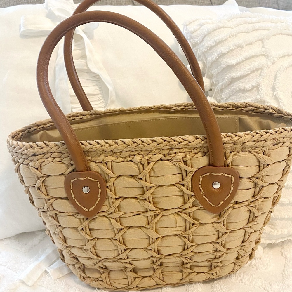 Straw Tote bag with inside pocket liner and zip closure